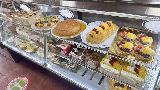 Panaderia y pasteleria la familia